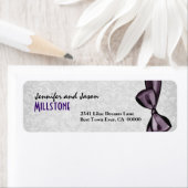 Lila Imitate Satin Bow Moderne Schrift auf Damask (Insitu)