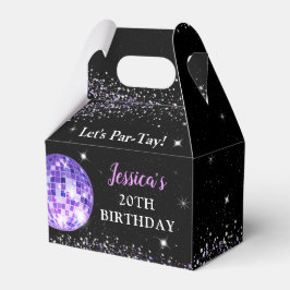 Lila in ihrem Party der Geburtstagszeit Geschenkschachtel