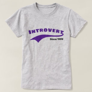 Lila Introvert Typografieswoosh-Gewohnheits-Datum T-Shirt