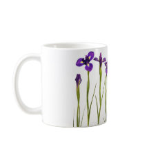 Lila Iris abgeschieden auf einem weißen