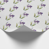 Lila Iris auf grauem Holzumschlagpapier Geschenkpapier (Ecke)