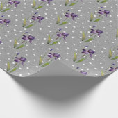 Lila Iris auf Polka Dots Wrapping Paper Geschenkpapier (Ecke)