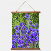 Lila Iris-Blume am Ufer Wandteppich Mit Holzrahmen (Vorderseite)