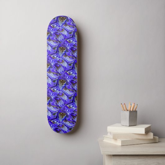 Lila Iris-Blume / geslandet / gekocht / Skateboard (Wandkunst)