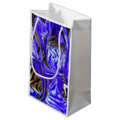 Lila Iris-Blume Kleine Geschenktüte (Rückseite Schrägansicht)