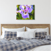 Lila Iris-Blume Leinwanddruck (Insitu (Schlafzimmer))