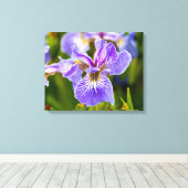 Lila Iris-Blume Leinwanddruck (Insitu (Holzboden))