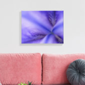 Lila Iris-Blume Nah Leinwanddruck (Insitu (Wohnzimmer))