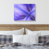 Lila Iris-Blume Nah Leinwanddruck (Insitu (Schlafzimmer))