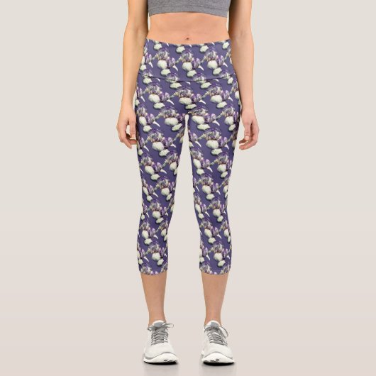 Lila Iris-Blume Naturmuster Capri Leggings (Vorderseite)