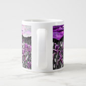 Lila Iris Fields-Tasse Jumbo-Tasse (Rückseite)