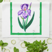 Lila Iris (grüne Ordnung) 16" x 24" Handtuch (Gefaltet)