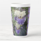 Lila Iris Irises Blumengarten Latte Tasse (Vorderseite)