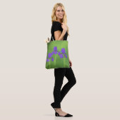 Lila Iris-Malerei - Original Blume Kunst Tasche (Am Model)