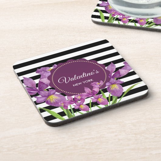 Lila Iris-Muster für Schwarz-weiße Streifen Getränkeuntersetzer (Linke Seite)
