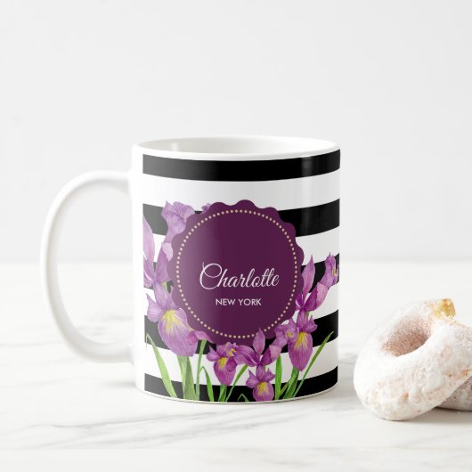 Lila Iris-Muster für Schwarz-weiße Streifen Kaffeetasse (Mit Donut)