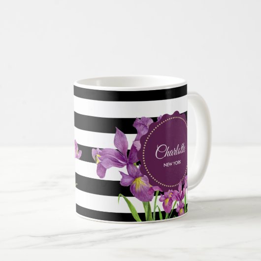 Lila Iris-Muster für Schwarz-weiße Streifen Kaffeetasse (VorderseiteRechts)