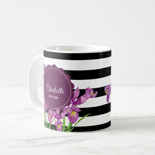 Lila Iris-Muster für Schwarz-weiße Streifen Kaffeetasse (Vorderseite Links)