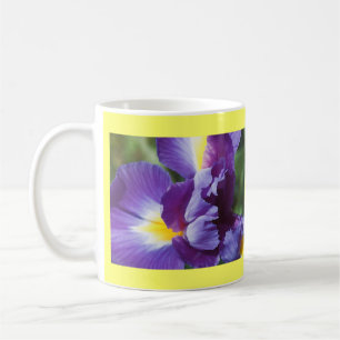 lila Iris nah Kaffeetasse