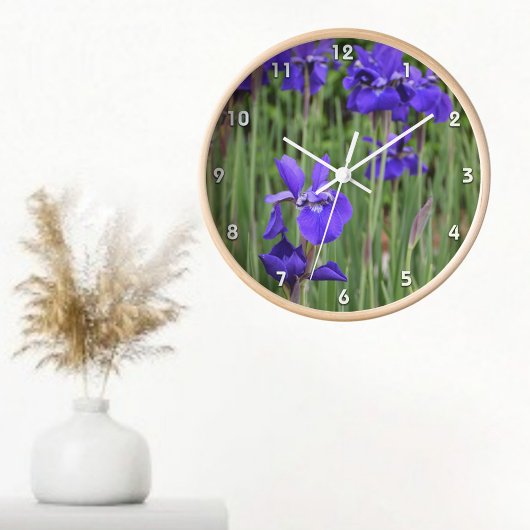 Lila Irische botanische florale Fotowand Runde Wanduhr