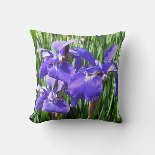Lila Irises Throw Pillow Kissen (Vorderseite)