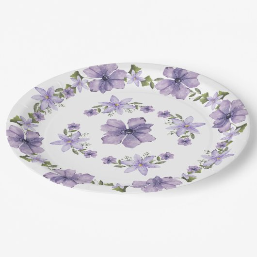 Lila ist eine kleine Wildblume auf dem Weg zu Skri Pappteller (Schrägansicht)