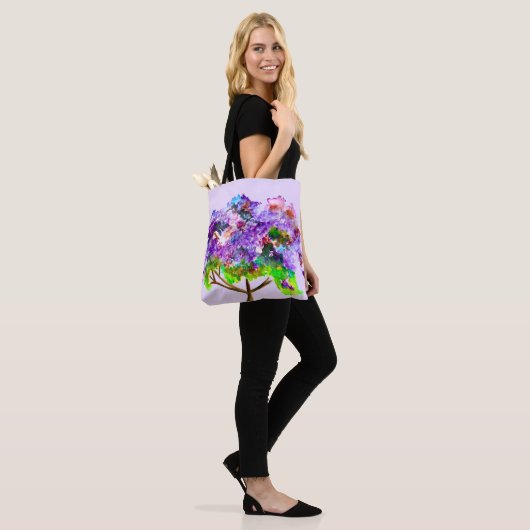 Lila Jacaranda-Baum Wasserfarben Tasche (Am Model)