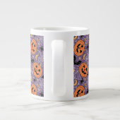 Lila Jack-O-Lantern Halloween-Muster Jumbo-Tasse (Rückseite)