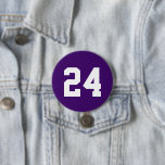 Lila Jersey-Nummer Button<br><div class="desc">Freuen Sie sich auf Ihr Lieblings-Sportteam, Ihren Fußballspieler oder zeigen Sie einfach Ihren Schulstolz mit einem personalisierten Spirituosenknopf! Personalisieren Sie Ihre Daten mit der Jerseynummer eines Spielers oder einem anderen benutzerdefinierten Text. Ideal für Fußball, Basketball, Baseball und Fußball! Erstellen Sie individuelle Buttone für das ganze Team, Cheerleader, Eltern und Geschwister,...</div>