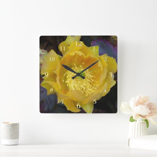 Lila Kakteen mit gelber Blume Quadratische Wanduhr (Zuhause)