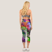 Lila, kalkgrüne und schwarze Marmorlasche Kunst Capri Leggings (Rückseite)