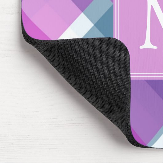 Lila Kariertes Monogramm Mousepad (Ecke)