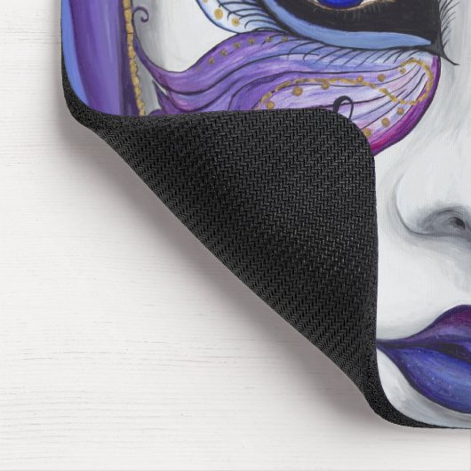 Lila Karnevals-Maske durch PSOVART Mousepad (Ecke)