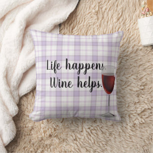 Lila Karo mit Rotwein im Glas Kissen