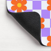 Lila Karo-Muster mit orangefarbener Hippie-Blume Mousepad (Ecke)