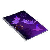 Lila Kätzchen mit Hexenhüten und Sternen Notizblock (Rechte Seite)