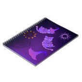 Lila Kätzchen mit Hexenhüten und Sternen Notizblock (Linke Seite)