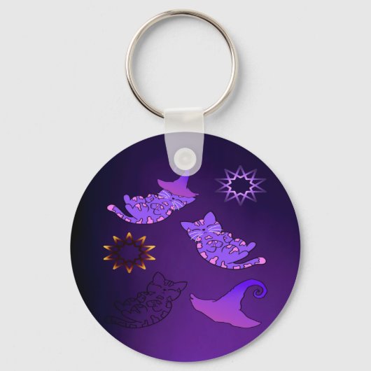 Lila Kätzchen mit Hexenhüten und Sternen Schlüsselanhänger (Vorderseite)