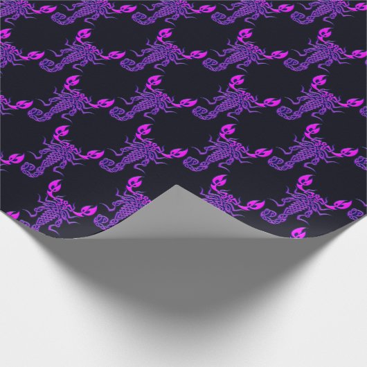 Lila keltische Knochenskorpion Geschenkpapier (Ecke)