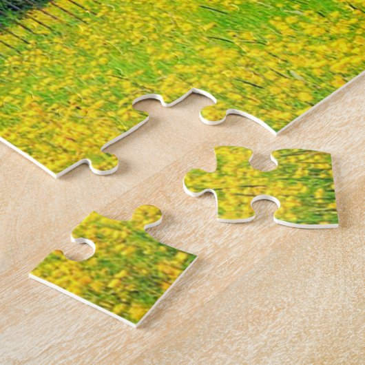 Lila Kirschbaum auf Gelbfeldern der Blume Puzzle (Seite)