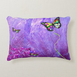 Lila Kissen mit bunten Schmetterlingen