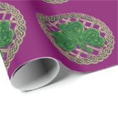 Lila Kleeblatt auf Keltenknochen-Papier Geschenkpapier (Rolleneckpunkt)