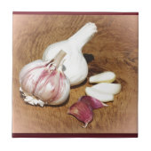 lila Knoblauch auf Eichenbrett Fliese (Vorderseite)
