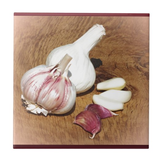 lila Knoblauch auf einem Eichenbrett Fliese (Vorderseite)