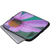 Lila Kone-Blume mit Wassertropfen Laptopschutzhülle (Vorne Knopf)