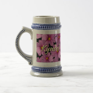 Lila Kosmos-Blumenmuster auf schwarzem Hintergrund Bierglas