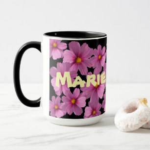 Lila Kosmos-Blumenmuster auf schwarzem Hintergrund Tasse