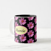 Lila Kosmos mit gelber Mitte auf schwarzem Hinterg Zweifarbige Tasse (Vorderseite Links)