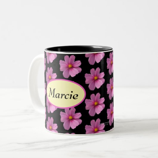 Lila Kosmos mit gelber Mitte auf schwarzem Hinterg Zweifarbige Tasse (Vorderseite Links)