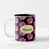 Lila Kosmos mit gelber Mitte auf schwarzem Hinterg Zweifarbige Tasse (Links)